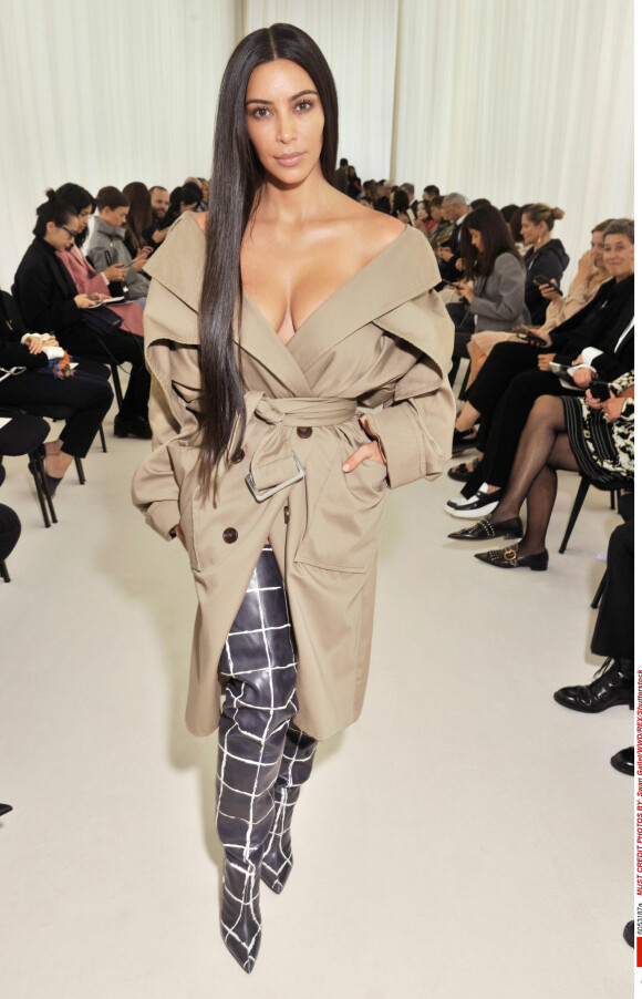 DAGEN FØR: Kim Kardashian var på flere motevisninger i Paris før hun ble ranet. Her er hun fotografert dagen før det grusomme ranet i den franske hovedstaden. Foto NTB scanpix DAGEN FØR: Kim Kardashian var på flere motevisninger i Paris før hun ble ranet. Her er hun fotografert dagen før det grusomme ranet i den franske hovedstaden. Foto NTB scanpix